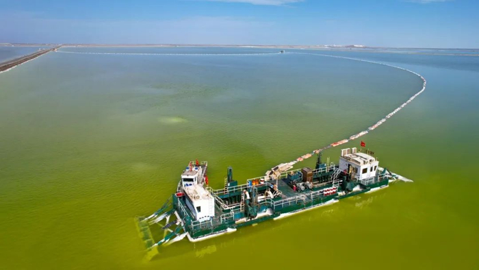  察尔汗盐湖上的采盐船