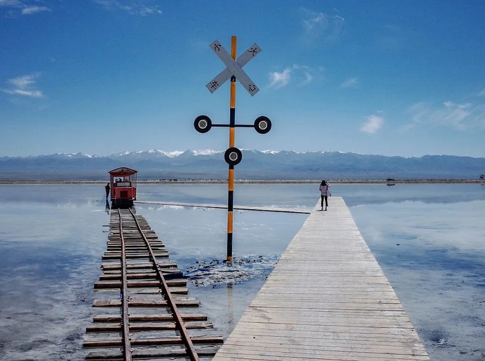 茶卡盐湖云端小火车。徐谭 摄