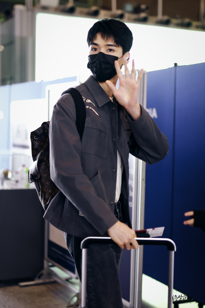 龚俊机场出发饭拍路透|龚俊|路透_新浪新闻