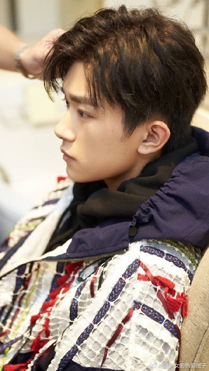 易烊千玺 | 侧颜 易烊千玺侧颜小合集 我们超帅哒!|易烊千玺_新浪新闻