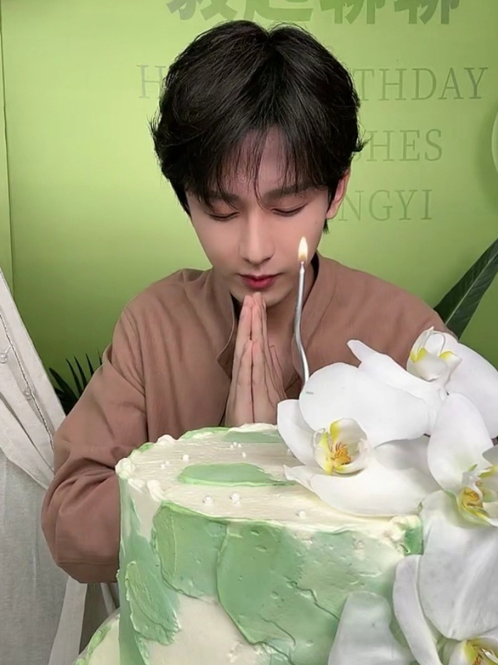 成毅直播,吹生日蛋糕,看到粉丝留言也感动到泛泪光