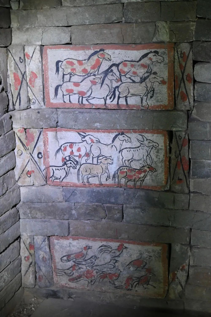 在嘉峪关魏晋墓六号墓的画像砖上，绘有魏晋时期河西地区牛羊成群的景象（5月10日摄）。新华社记者 林立平 摄