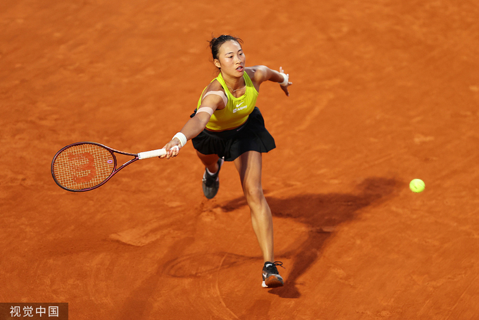 郑钦文在比赛中。