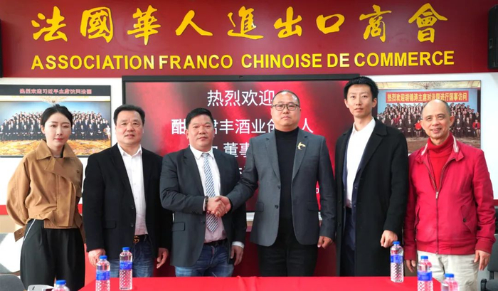 ▲酣客老王携“中国酱酒世界行”团队参访法国华人进出口商会