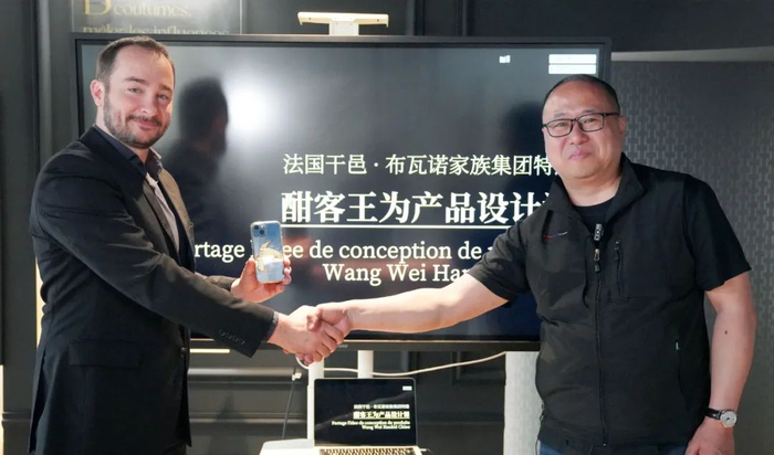 ▲酣客老王与Boinaud家族第24代传承人Remy Boinaud合影