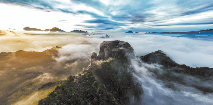 小楠溪，晨雾中的十二峰。柯晓娟 摄