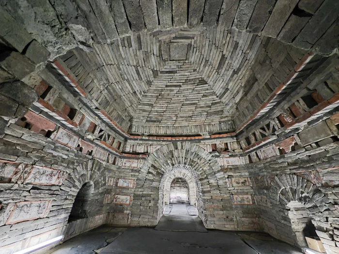 这是5月13日拍摄的嘉峪关魏晋墓六号墓前室（手机照片）。新华社记者 马希平 摄