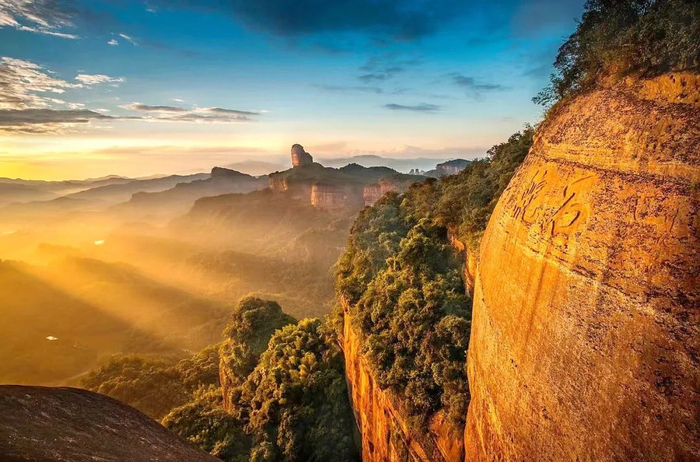 　　舵石沐晨曦。陈志芳 摄