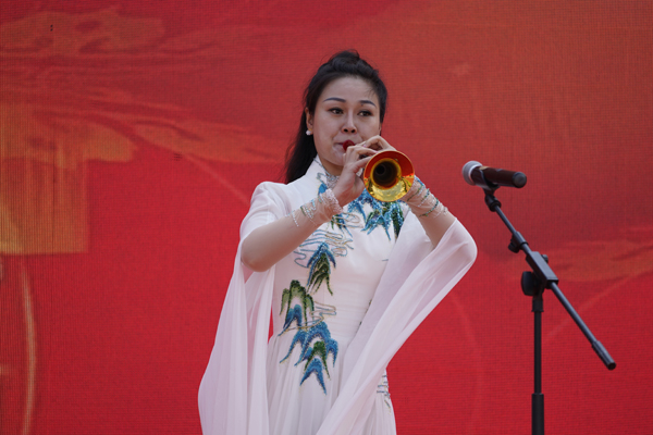 渝北区非遗传承人带来川江号子《闯风雨》.