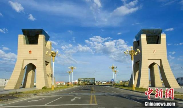 2014年，位于新疆伊犁哈萨克自治州的霍尔果斯市正式挂牌。这里是中国面向中亚开放的桥头堡之一。秦杰 摄