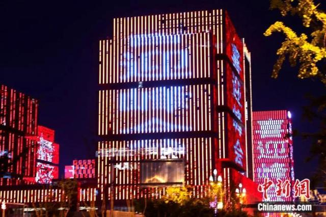 5月15日，陕西西安一处楼群亮起“喜迎峰会”灯光。5月18日至19日，中国—中亚峰会将在陕西西安举行。张远 摄