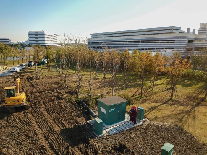 2021年11月23日国网上海浦东供电公司临港能源服务中心职工王志标和张华富在临港冰雪世界项目现场查看电源点