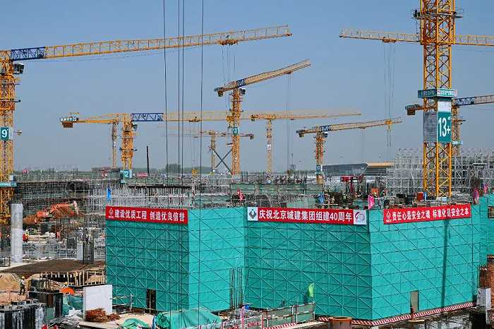 合肥新桥国际机场二期改扩建工程T2航站楼建设现场。全媒体记者 郭如琦 摄