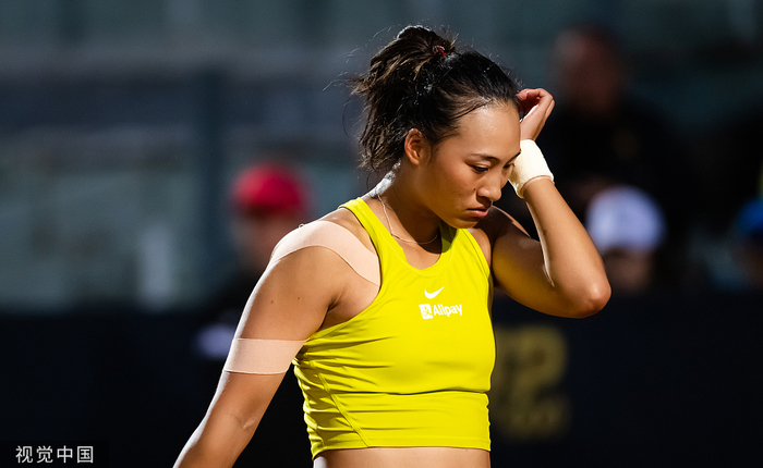 输球的郑钦文有些遗憾。