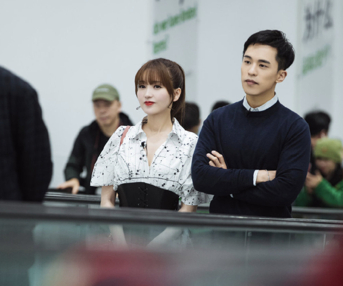 二人逛街牵手挽臂,呈现最萌身高差|金莎|盛况|最萌身高差_新浪新闻