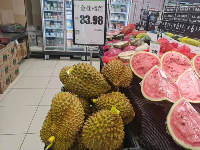 5月15日，北京市东城区崇文门优品生鲜超市榴莲单价为33.98元/斤。  新京报记者 刘欢 摄