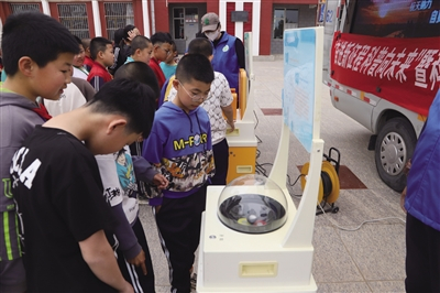 近日,和林县科协,县科技馆联合县图书馆,县民委在盛乐镇公喇嘛小学