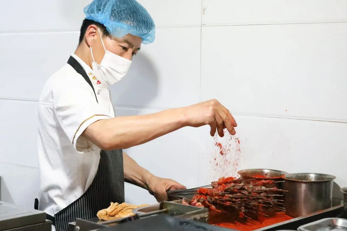 5月12日，在嘉峪关市的一家烤肉店，厨师正在烤肉。新华社记者 马希平 摄
