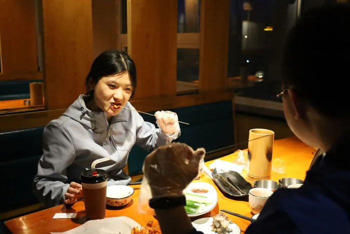 5月12日，游客在嘉峪关市的一家烤肉店吃烤肉。新华社记者 马希平 摄