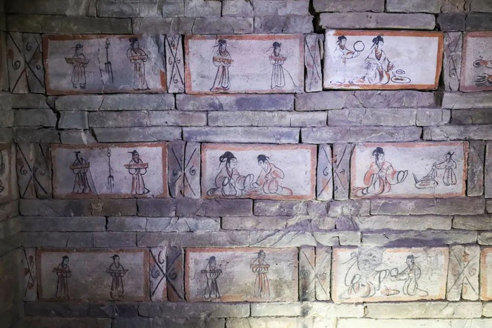 在嘉峪关魏晋墓六号墓的画像砖上，绘有墓葬女主人宴请宾客的场景（5月10日摄）。新华社记者 马希平 摄