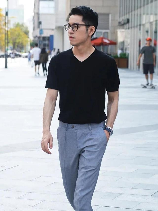 中年男人:为什么劝你少穿polo衫,多穿t恤?看46岁靳东就明白了