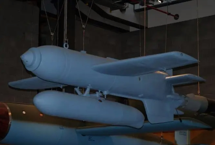 HS-293是一种带火箭助推的滑翔炸弹。