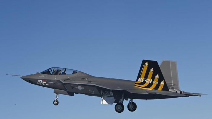 正在试飞的KF-214号原型机。