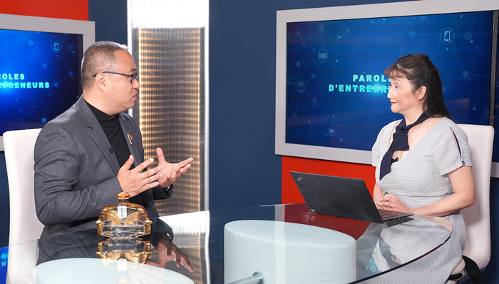 ▲欧洲卫视台长Camille CHEN对酣客君丰创始人王为进行了深度专访