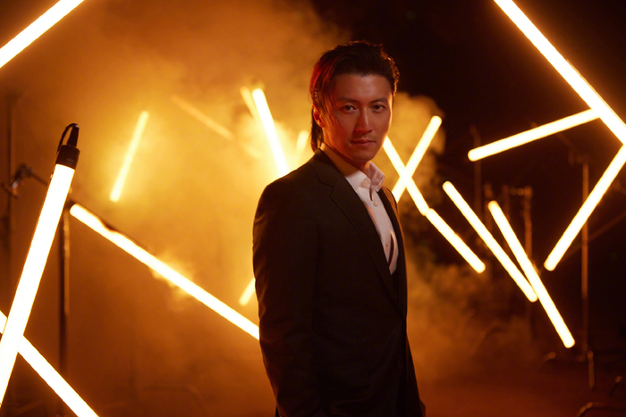 谢霆锋鲨我,背头77西装77白衬衫,是锋味穿搭!