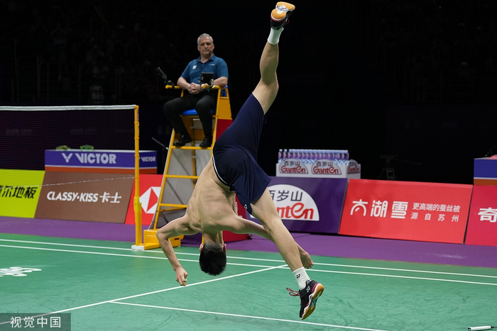 李诗沣脱衣空翻庆祝。