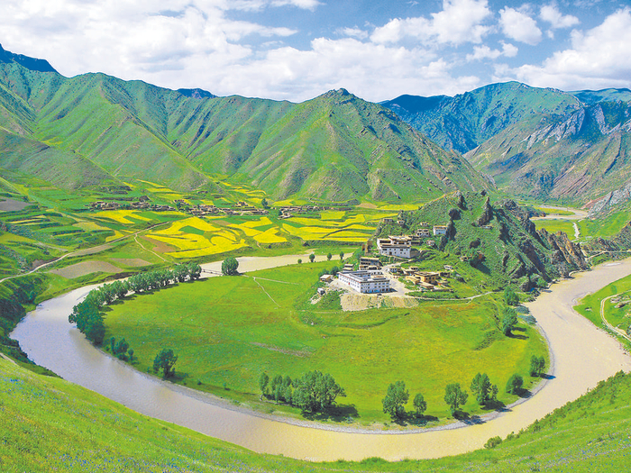 水绕嘎丁。图片由青海省文化和旅游厅提供