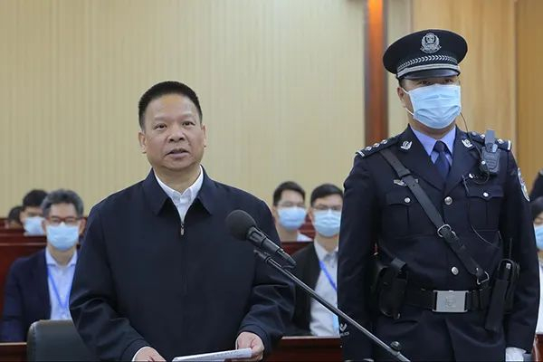 许超凡（左）受审 资料图