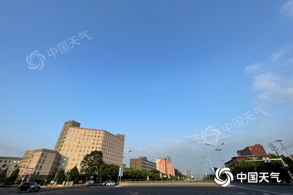 今晨，北京蓝天“霸屏”。（图：中国天气网王晓）