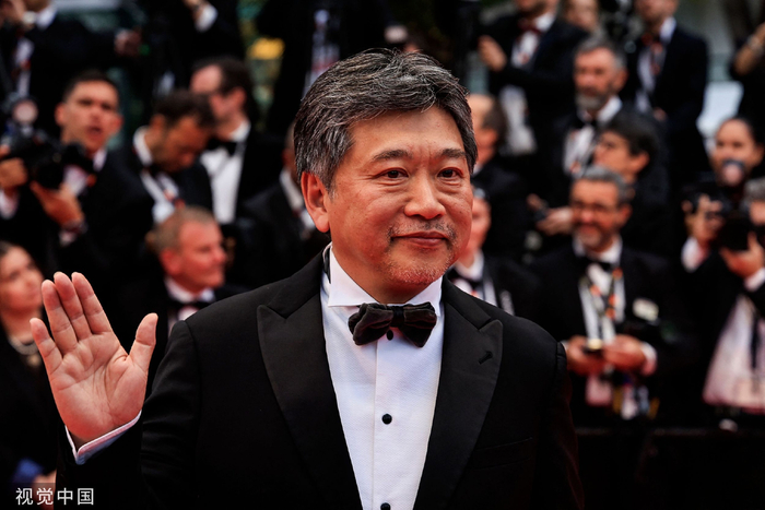 当地时间2023年5月17日，法国戛纳，第76届戛纳国际电影节，日本导演是枝裕和亮相新片《怪物》首映红毯。视觉中国 图