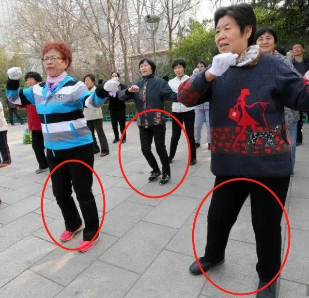 中国大妈的4个“穿搭雷区”,老土又俗气!看完你还敢照着穿吗?|丝巾|穿搭技巧|时尚|造型|印花_新浪新闻
