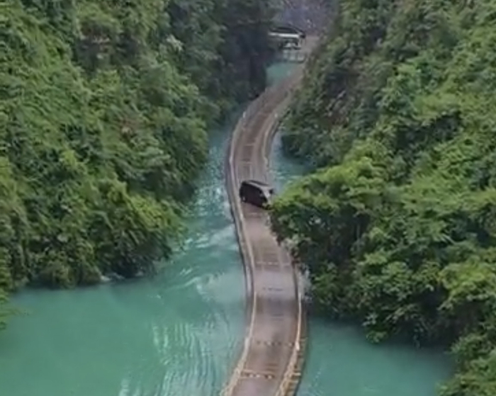 5月16日，一辆商务车冲破护栏坠入水中。图为车辆落水前的画面。 视频截图