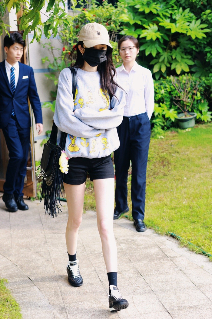 杨幂机场出发造型,灰色卫衣搭配黑色短裤棒球帽……|杨幂_新浪新闻