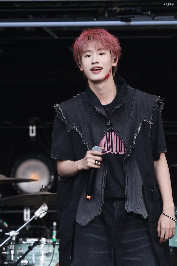 被帅晕了鸭~ak刘彰西湖音乐节饭拍有96粉发也太帅了!|刘彰_新浪新闻