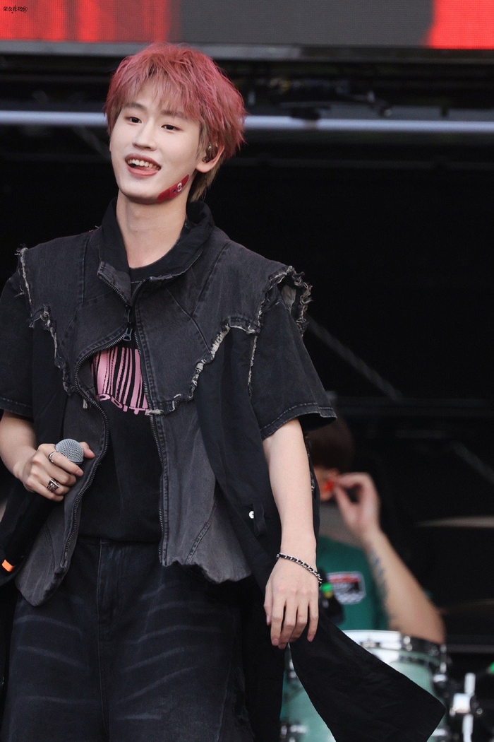 被帅晕了鸭~ak刘彰西湖音乐节饭拍有96粉发也太帅了!