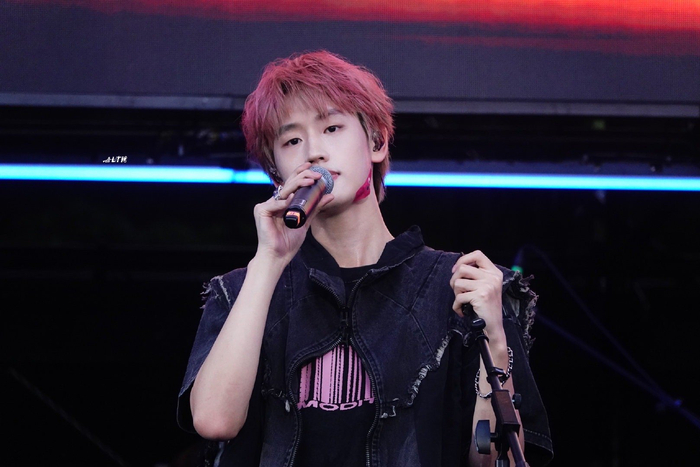 被帅晕了鸭~ak刘彰西湖音乐节饭拍有96粉发也太帅了!|刘彰_新浪新闻