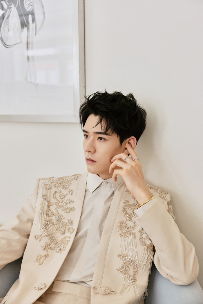 龚俊一身刺绣白西装造型亮相戛纳红毯|龚俊|戛纳红毯|国风_新浪新闻