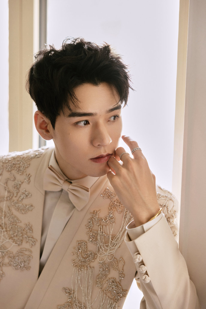 龚俊一身刺绣白西装造型亮相戛纳红毯|龚俊|戛纳红毯|国风_新浪新闻