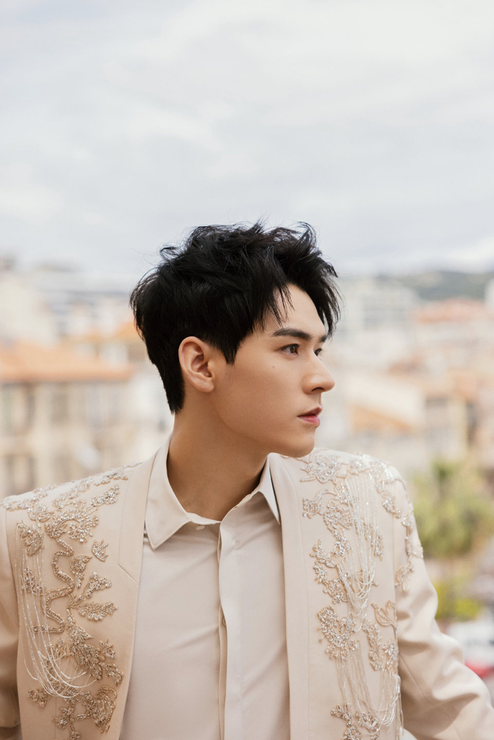 龚俊一身刺绣白西装造型亮相戛纳红毯|龚俊|戛纳红毯|国风_新浪新闻