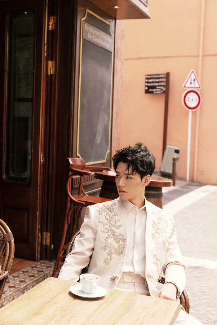 龚俊一身刺绣白西装造型亮相戛纳红毯|龚俊|戛纳红毯|国风_新浪新闻