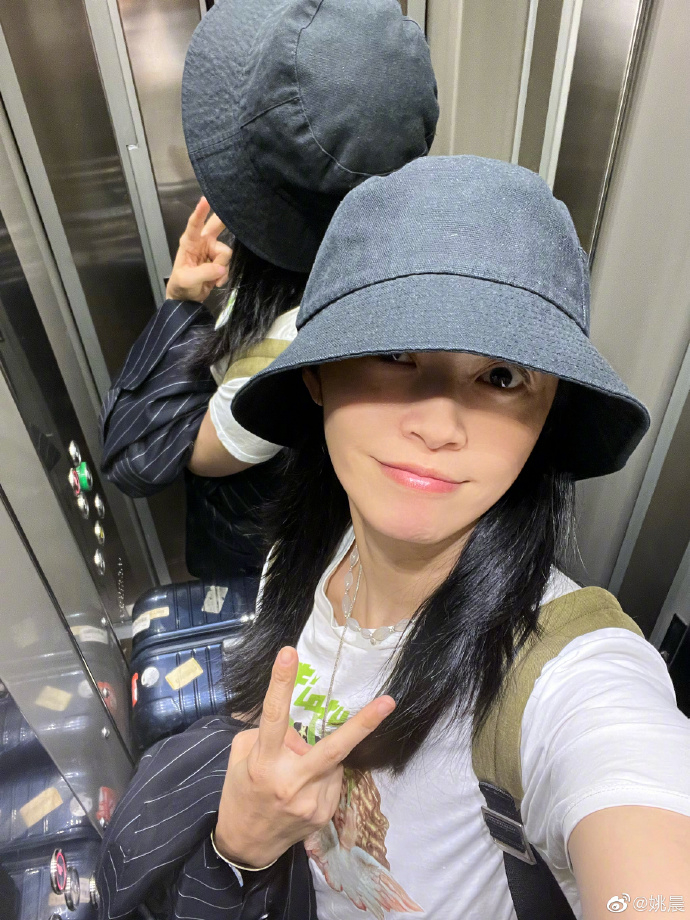 姚晨抵达戛纳分享自拍美照 对镜比剪刀手状态佳|戛纳|姚晨|自拍_新浪