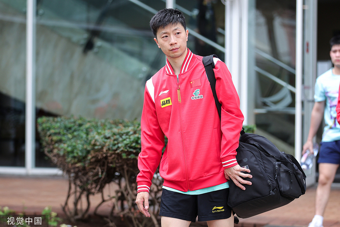 马龙抵达训练场地。