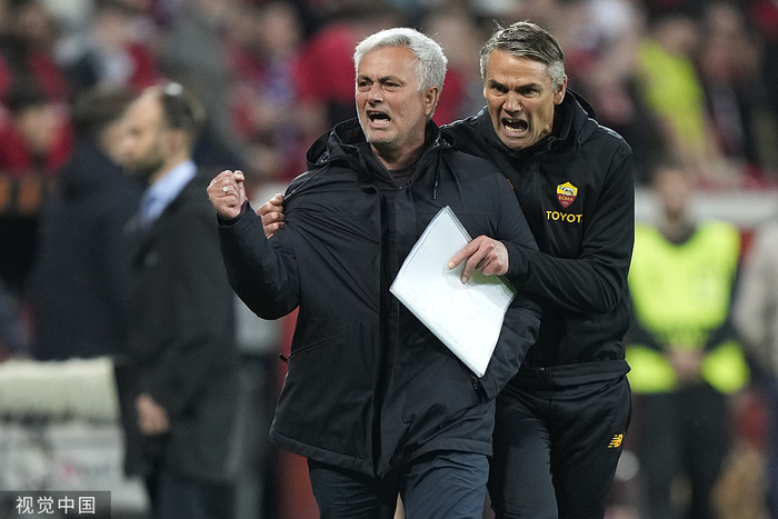 穆里尼奥庆祝胜利。