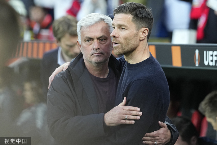 穆里尼奥和昔日弟子阿隆索交手。