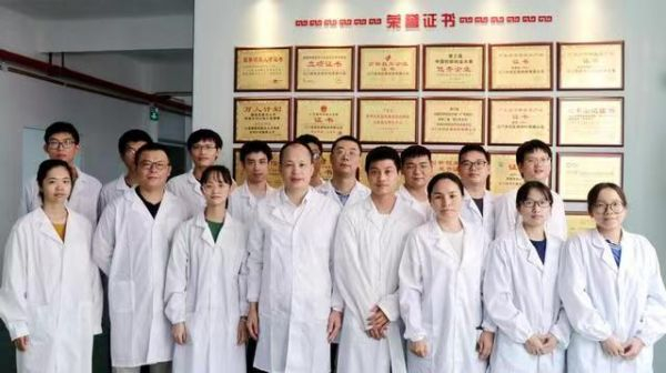 王贤文和他的部分研发人员在一起