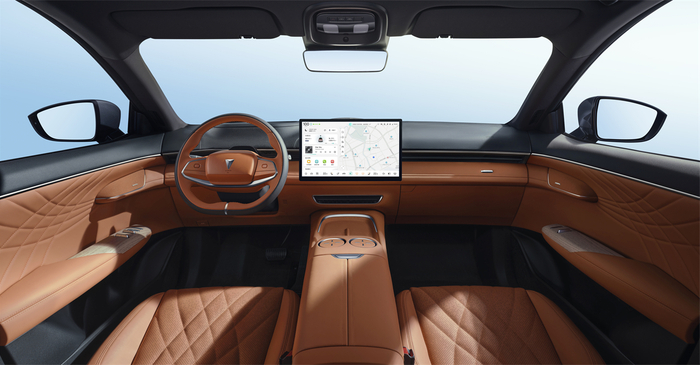 内饰功能性和科技感上都拉满，有热浪橙和耀影黑配色